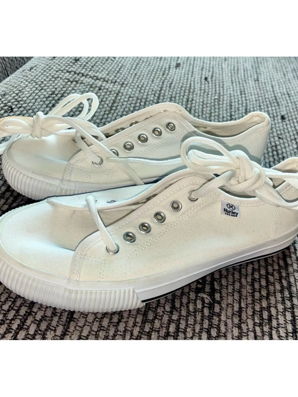 NWOB Hurley White Carrie Lace-up Canvas Sneaker, Sz 6M